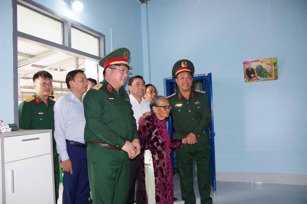 Chia sẻ động viên của lãnh đạo Quân khu 5 và lãnh đạo tỉnh gửi đến bà con trong căn nhà mới (Ảnh: Thanh Huy)