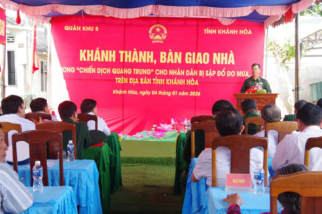 Toàn cảnh buổi lễ bàn giao nhà cho các hộ dân tại phường Đô Vinh (Ảnh: Thanh Huy)