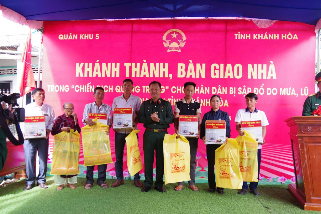 Đại diện lãnh đạo Quân khu 5, lãnh đạo tỉnh Khánh Hòa tặng quà cho các hộ dân(Ảnh: Thanh Huy)