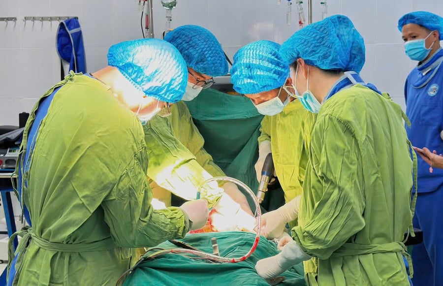 Các y bác sĩ phẫu thuật cứu bệnh nhân L.T.N.