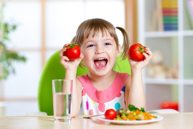 Một chế độ ăn uống lành mạnh và sinh hoạt, tập luyện đúng cách sẽ giúp trẻ ngăn chặn được các nguy cơ bệnh tật