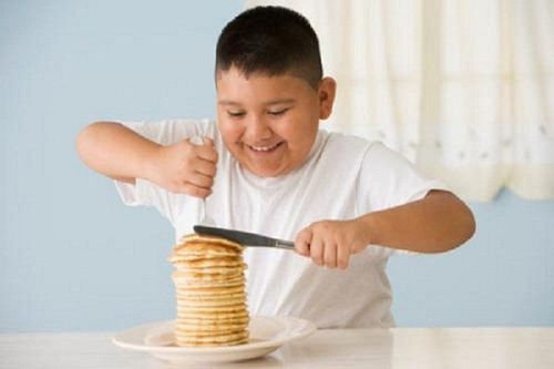 Thói quen ăn uống và sinh hoạt không khoa học đang khiến nhiều trẻ bị các bệnh lý về chuyển hoá sớm như gan nhiễm mỡ, mỡ máu, tiểu đường... (Ảnh minh hoạ)