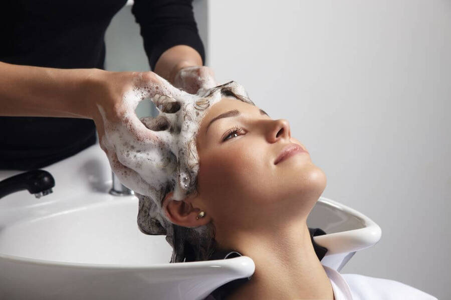 Gội đầu nhiều khiến mái tóc và da đầu mất đi sự cân bằng tự nhiên (Ảnh minh họa)