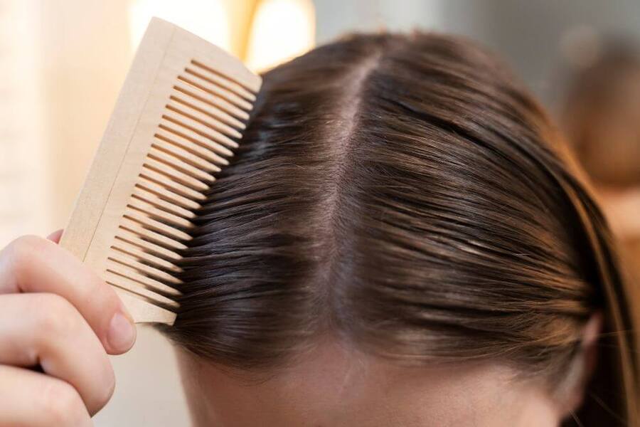 Dầu nhờn trên tóc đóng vai trò bảo vệ da đầu khỏi vi khuẩn và bụi bẩn (Ảnh minh họa)