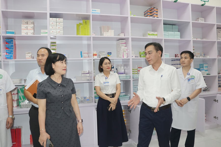Đoàn thăm cơ sở vật chất, trang thiết bị tại Trung tâm Y tế khu vực Tam Nông