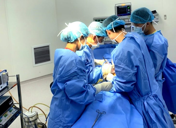 Các bác sĩ Bệnh viện E phẫu thuật cho người bệnh (Ảnh: BVCC)