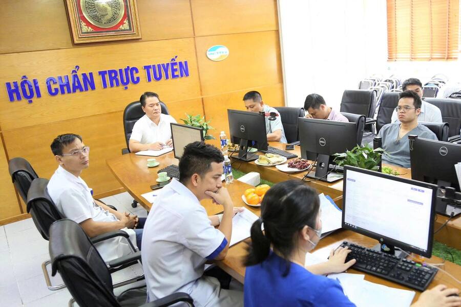 BSCKII Lê Đình Thanh Sơn, Giám đốc Bệnh viện Đa khoa tỉnh Phú Thọ cùng Ekip hội chẩn trực tuyến với các chuyên gia đầu ngành trong lĩnh vực ghép tạng đến từ Bệnh viện Hữu nghị Việt Đức, Bệnh viện Trung ương Huế