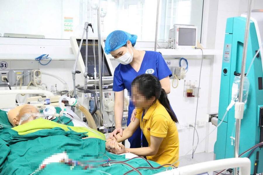 TS.BS Hà Thị Bích Vân, Trưởng khoa Hồi sức tích cực – Chống độc động viên và tư vấn cho người nhà người bệnh