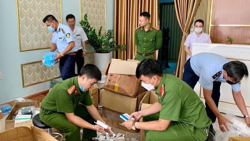 Hình ảnh cơ quan chức năng kiểm tra một cơ sở thẩm mỹ