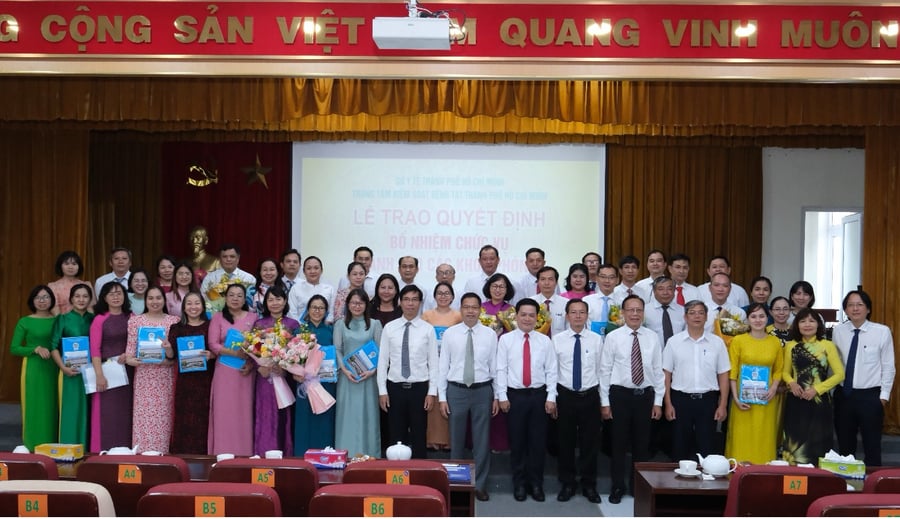 Trao quyết định bổ nhiệm cho các lãnh đạo khoa, phòng thuộc HCDC.