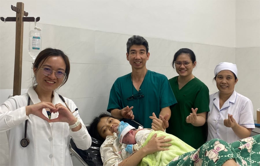 Sản phụ đã được ê-kíp y, bác sĩ trực tiếp đỡ sinh không khác gì được sinh tại Bệnh viện Hùng Vương, vừa có bác sĩ Sản khoa trực tiếp đỡ sinh, vừa có bác sĩ Nhi khoa có mặt trong phòng sinh để hồi sức sơ sinh ngay sau sinh. Ảnh: (Sở Y tế TP. Hồ Chí Minh)