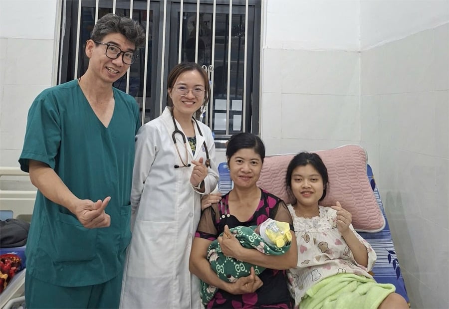 Những nụ cười hạnh phúc của gia đình và các bác sĩ chuyên khoa Sản và Nhi. Ảnh: ( Sở Y tế TP. Hồ Chí Minh)