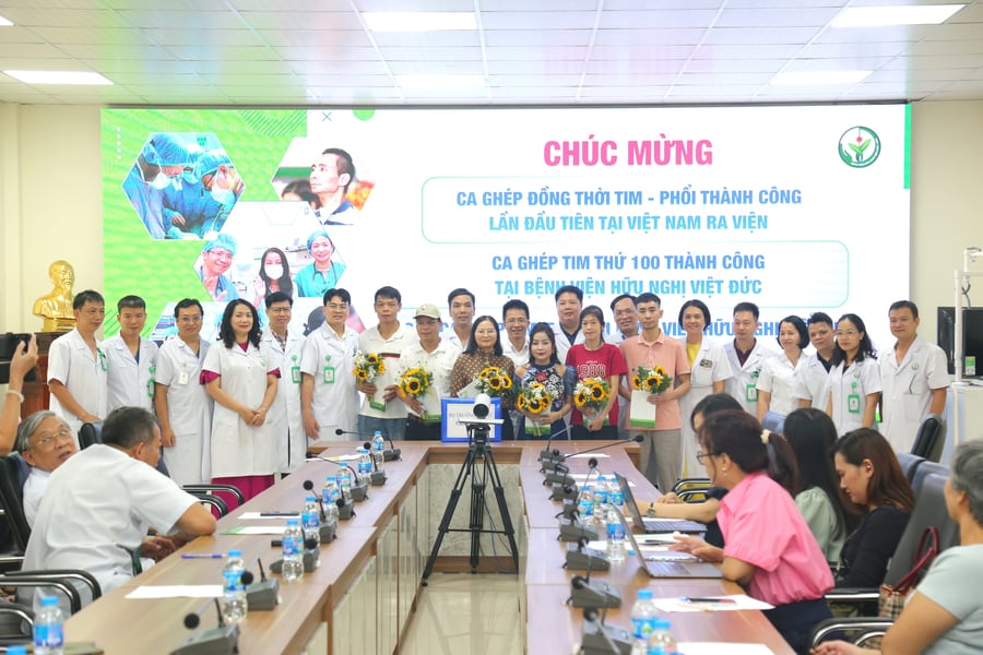 Các bác sĩ bệnh viện Việt Đức chụp ảnh kỷ niệm cùng một số bệnh nhân được ghép tạng