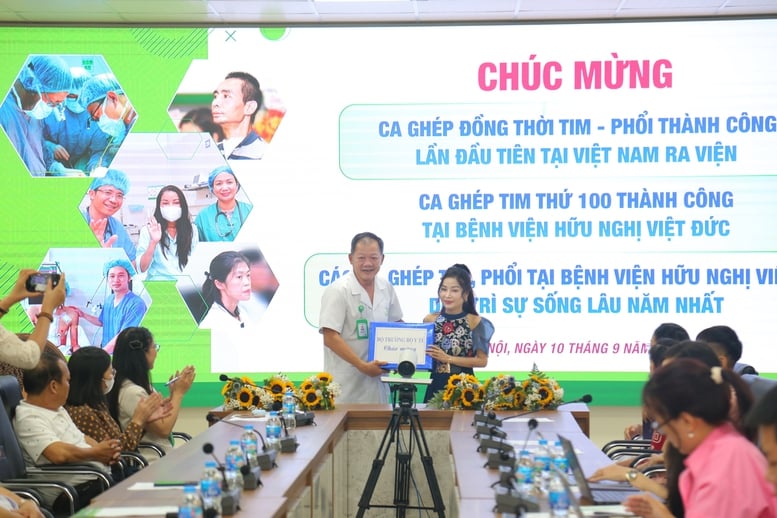 TS Dương Đức Hùng trao quà của Bộ trưởng Đào Hồng Lan tặng bệnh nhân được ghép đồng thời tim phổi thành công 