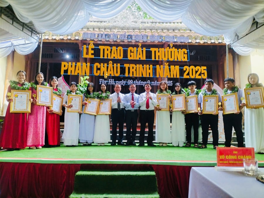 Ông Võ Công Chánh - Ủy viên Ban Thường vụ, Trưởng Ban Nội chính thành ủy Đà Nẵng và lãnh đạo xã Tây Hồ, Chiên Đàn trao giải cho các sinh viên tốt nghiệp loại xuất sắc, học sinh đạt giải quốc gia. Ảnh: Sở GD và ĐT TP. Đà Nẵng.
