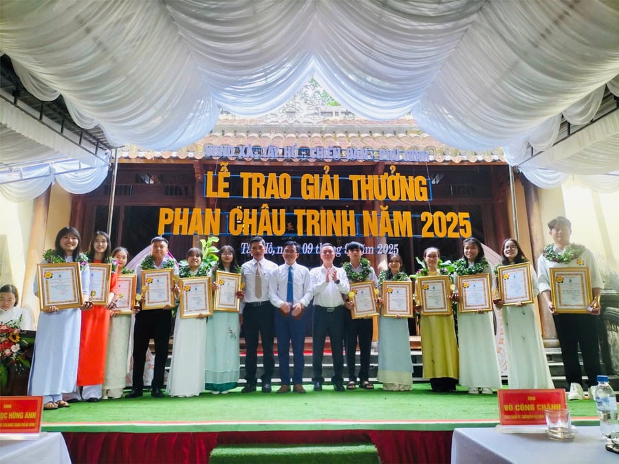 Ông Đoàn Ngọc Hồng – Vụ trưởng vụ địa phương II, Ban Nội chính Trung ương và lãnh đạo xã Chiên Đàn, Phú Ninh trao giải thưởng Phan Châu Trinh cho các sinh viên tốt nghiệp loại xuất sắc. Ảnh: Sở GD và ĐT TP. Đà Nẵng.