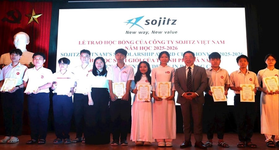 Đại diện BTC trao học bổng cho các em học sinh, sinh viên. Ảnh: Phòng Giáo dục Trung học và Học sinh, sinh viên Đà Nẵng.