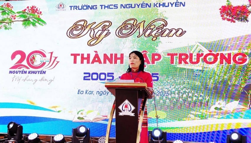 Cô giáo Nguyễn Thị Nhung – Hiệu trưởng trường THCS Nguyễn Khuyến phát biểu khai mạc buổi Lễ.