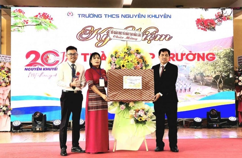 Ông Nguyễn Xuân Đá, Phó Giám đốc Sở GDĐT tặng hoa và quà cho trường THCS Nguyễn Khuyến.