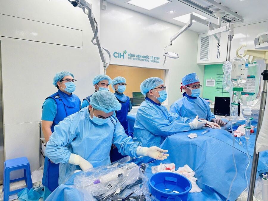 Các bác sĩ thực hiện can thiệp bệnh lý tim thành công bằng kỹ thuật bít dù thông liên nhĩ. (Ảnh: BVCC)