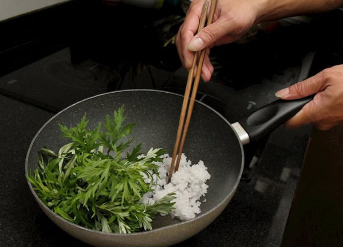 Ngải cứu xào tỏi đơn giản, dễ chuẩn bị (Ảnh minh họa)