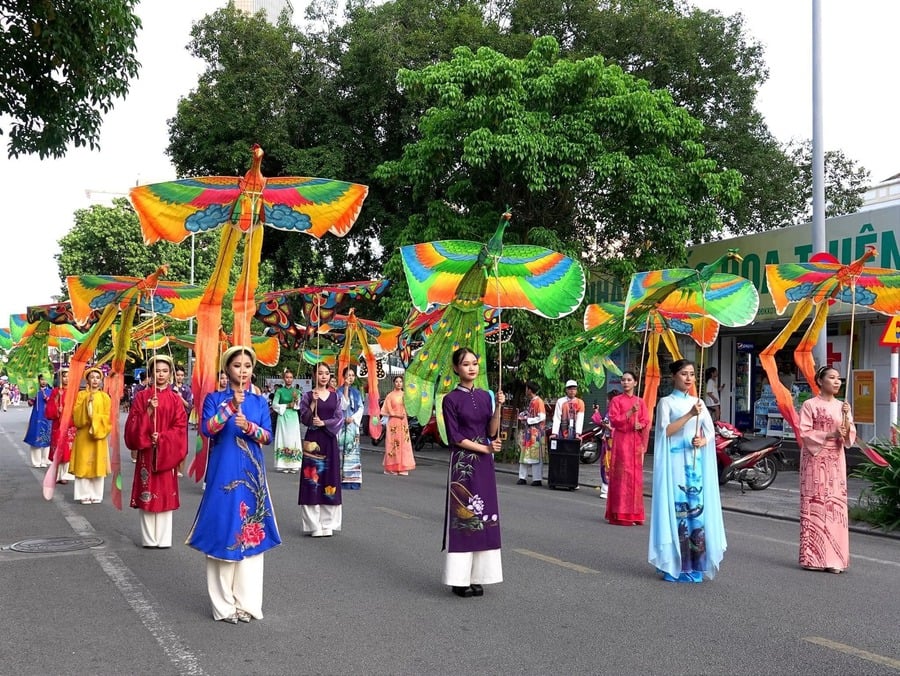 Người dân tham dự Festival Huế 2024. Ảnh: CTTĐT TP Huế.