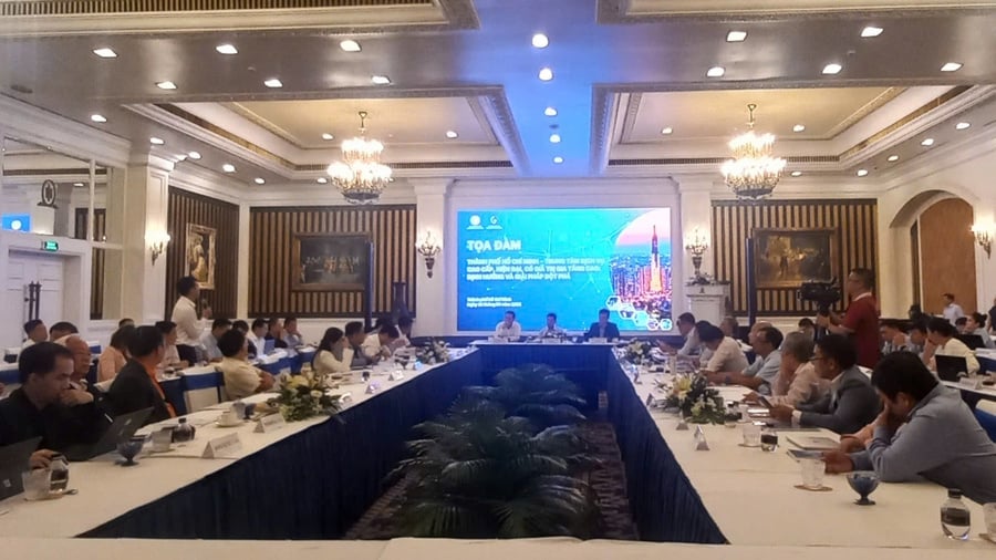 Quang cảnh buổi làm việc bàn về chủ đề “Thành phố Hồ Chí Minh – Trung tâm dịch vụ lớn của cả nước và khu vực với các ngành dịch vụ cao cấp, hiện đại, có giá trị gia tăng cao: Định hướng và giải pháp đột phá”.