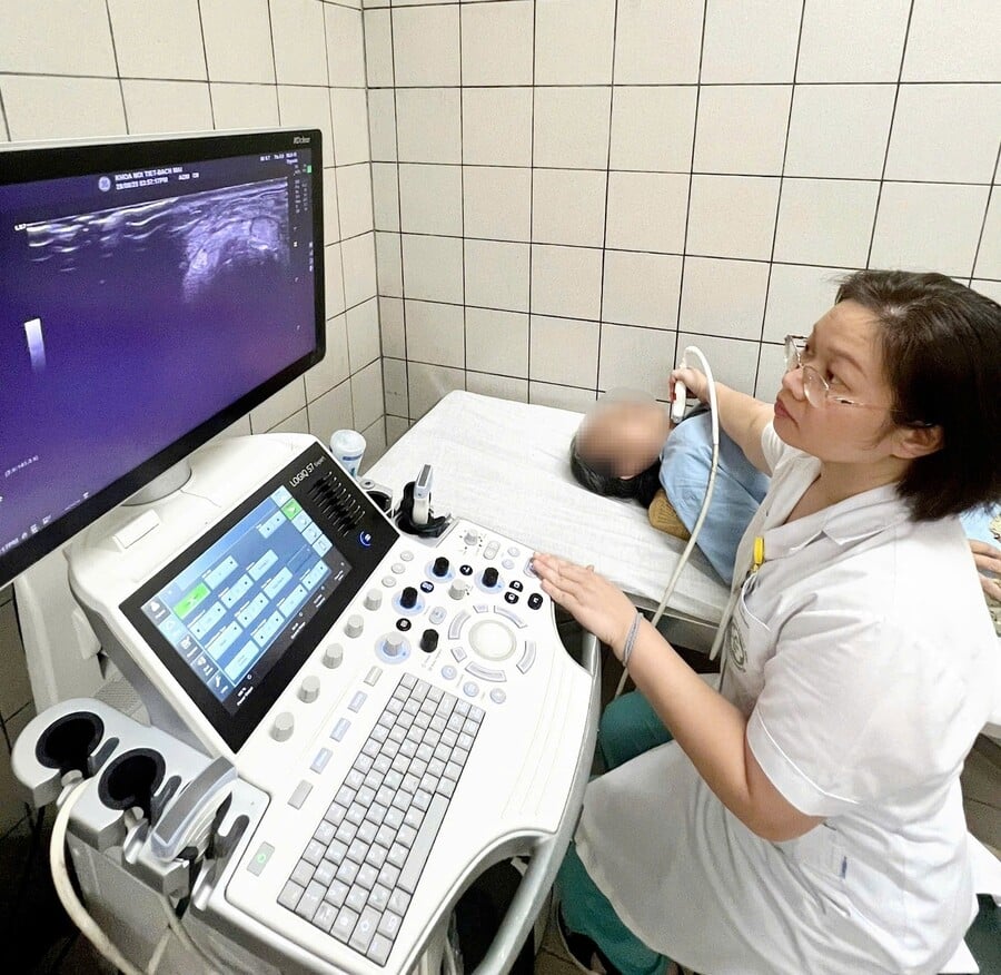 BSCKII Bùi Phương Thảo, Phó Khoa Nội tiết - Đái tháo đường, bệnh viện Bạch Mai thực hiện siêu âm kiểm tra tuyến giáp cho người bệnh