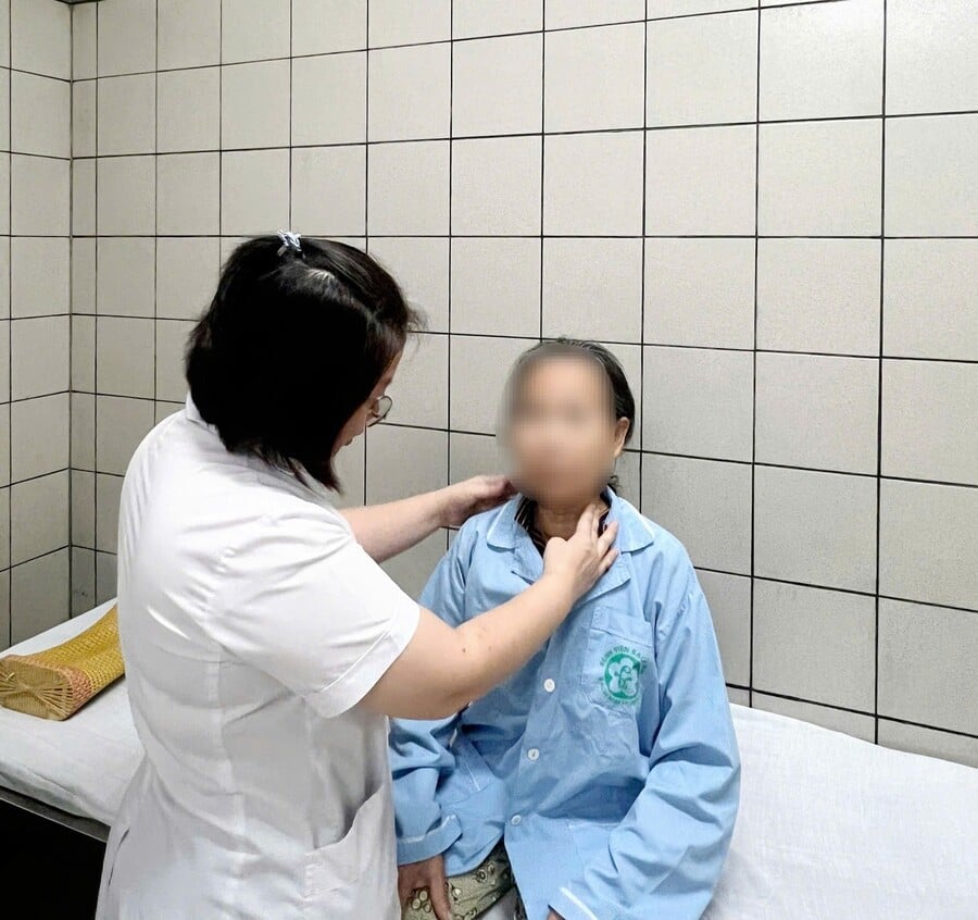 BSCKII Bùi Phương Thảo, Phó Khoa Nội tiết - Đái tháo đường thăm khám cho người bệnh trước khi xuât viện