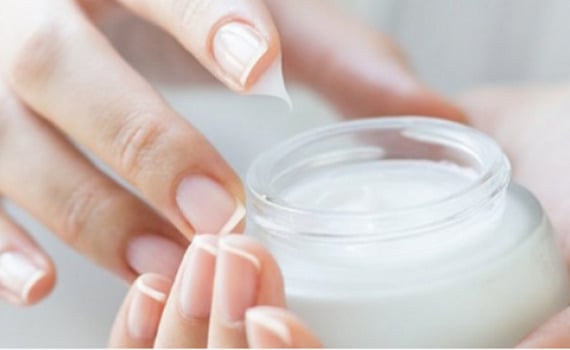 Một số loại kem dưỡng có thể gây bít tắc khiến tình trạng mụn nặng hơn (Ảnh minh họa)