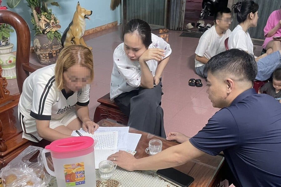 Cán bộ phòng An ninh đối ngoại làm việc với gia đình chị T. Ảnh: conganthanhhoa.gov.vn