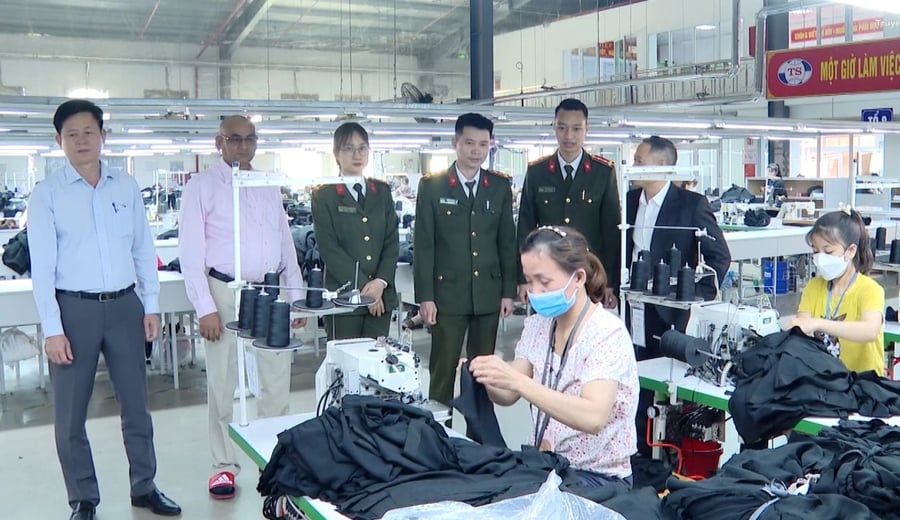 Công an Thanh Hóa phối hợp với doanh nghiệp tạo việc làm cho người dân, phòng ngừa xuất cảnh trái phép. Ảnh: conganthanhhoa.gov.vn