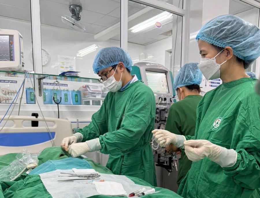 Các bác sĩ lọc máu liên tục để tìm cách cứu sống bệnh nhân ngay trong ngày nghỉ lễ 2/9.