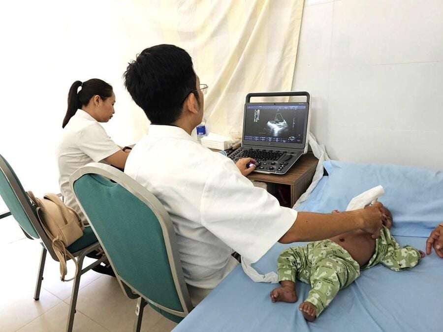 Trẻ em được bác sĩ Bệnh viện Trung ương Huế tổ chức khám sàng lọc miễn phí bệnh tim bẩm sinh