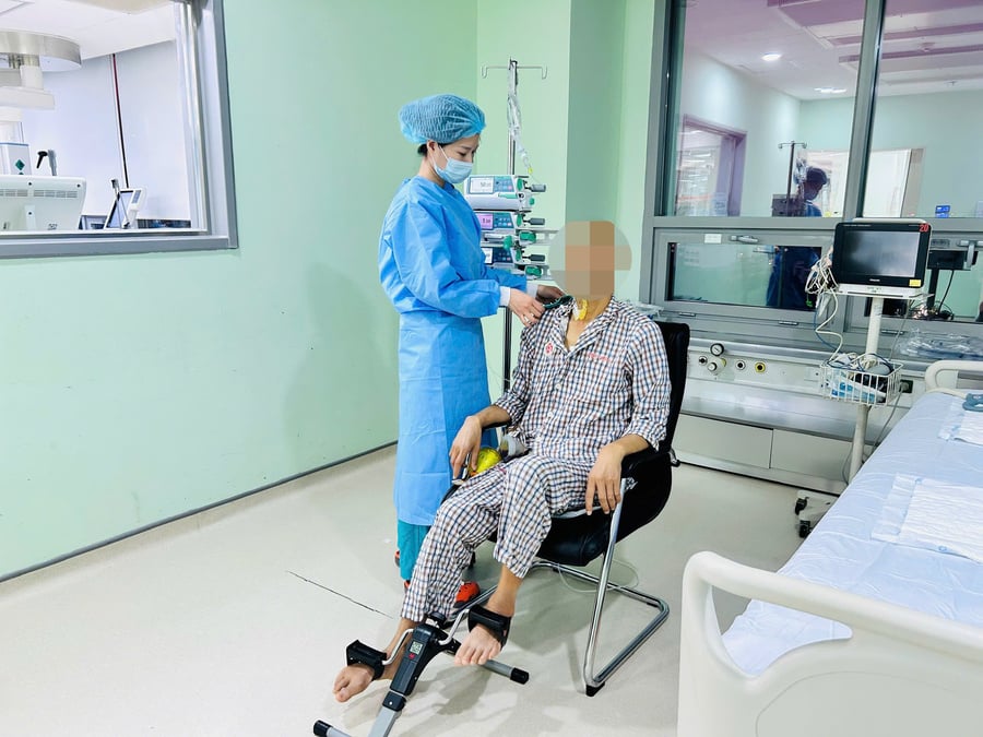 Bệnh nhân hôn mê do suy gan cấp phải thở máy trước ghép đã tỉnh trở lại, tập phục hồi vận động vào ngày thứ 4 sau ghép gan