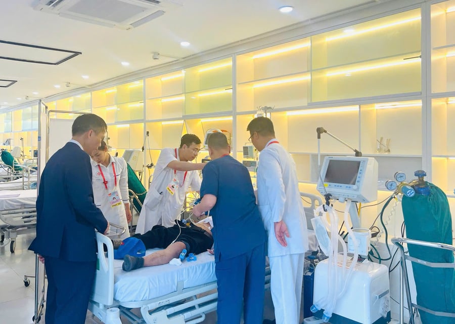 Bác sĩ Đỗ Văn Nam cùng các thành viên trong kíp tiến hành cấp cứu người bệnh tại phòng hồi sức cấp cứu trong Lễ diễu binh, diễu hành A80