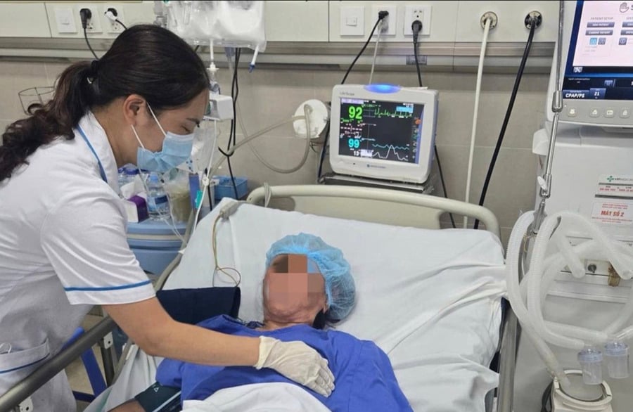 Bác sĩ chăm sóc tích cực cho bệnh nhân ngộ độc methadone. Ảnh: BVCC