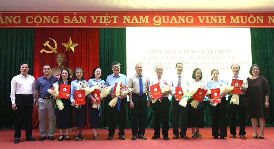 Bác sĩ Nay Phi La – Giám đốc Sở Y tế Tỉnh Đăk Lăk trao quyết định nghỉ hưu trước tuổi cho các cán bộ, công chức, viên chức thuộc Sở Y tế theo quy định tại Nghị định số 178/2024/ND-CP của Chính phủ.