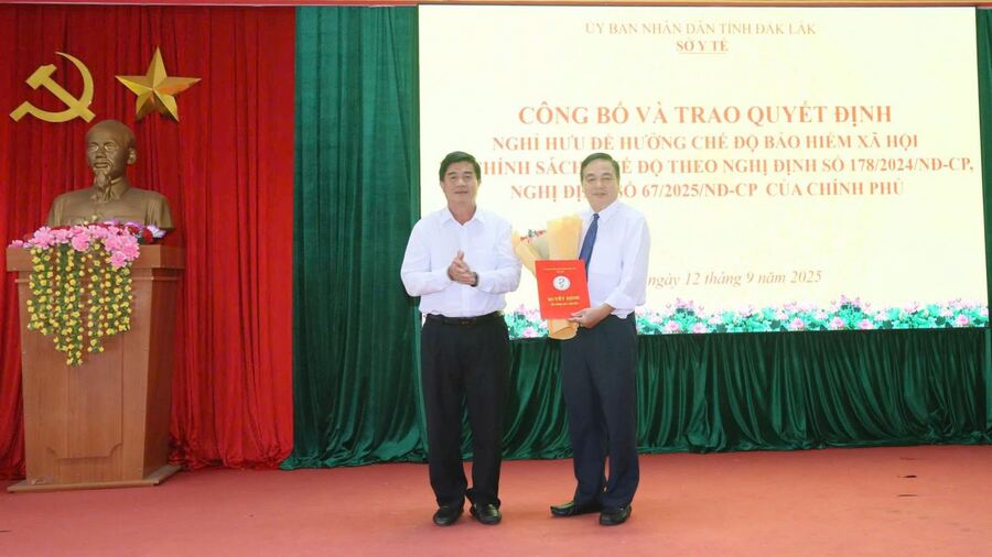 Ông Nguyễn Thiên Văn, Phó chủ tịch Ủy ban nhân dân Tỉnh Đăk Lăk trao quyết định nghỉ hưu trước tuổi cho ông Nguyễn Trung Thành.