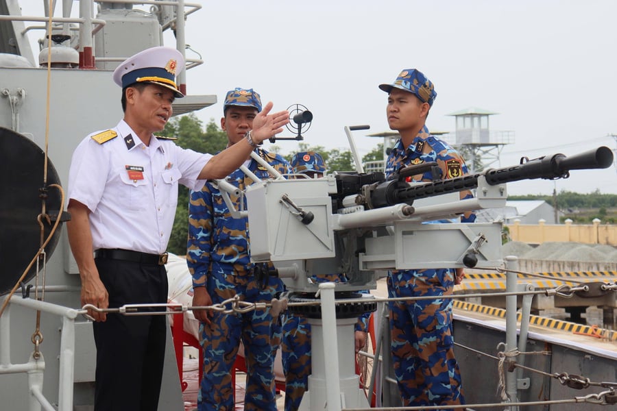 Chỉ huy Lữ đoàn 175 kiểm tra công tác huấn luyện tại tàu.