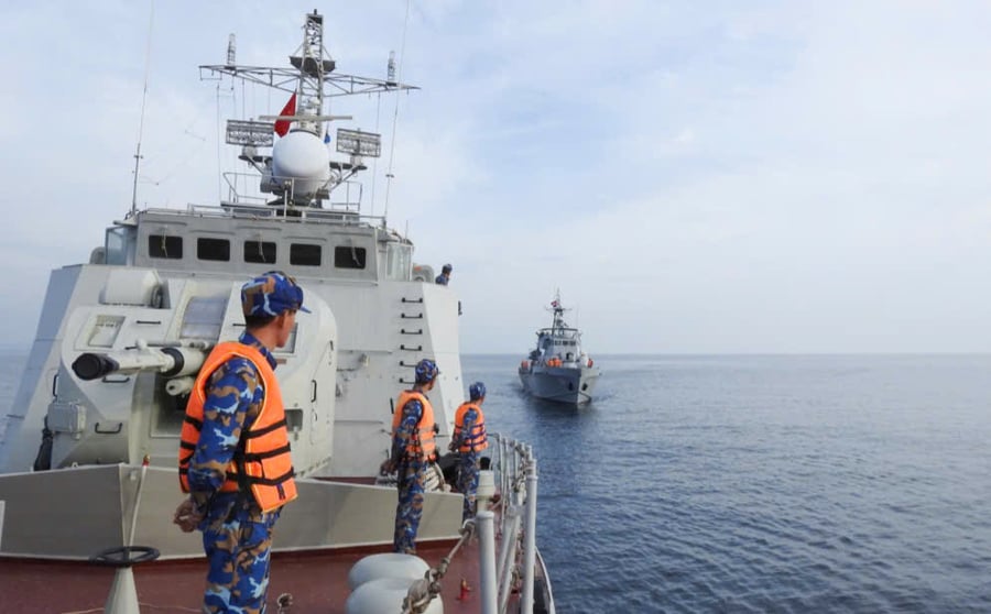 Tàu của Lữ đoàn 175, Vùng 5 Hải quân Việt Nam huấn luyện tuần tra chung với Hải quân Hoàng gia Campuchia.