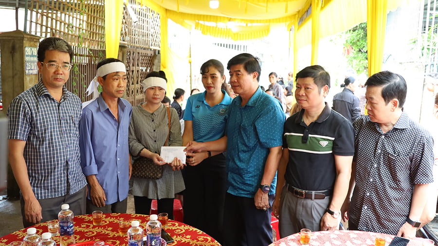 Ông Nguyễn Thiên Văn, Phó Chủ tịch UBND tỉnh thăm hỏi, động viên và trao kinh phí hỗ trợ gia đình nạn nhân