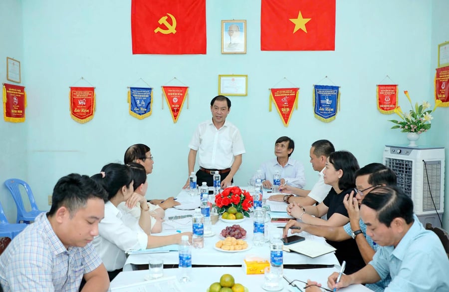 PGS.TS.BS Trần Kiêm Hảo, Giám đốc Sở Y tế TP. Huế cùng Đoàn công tác làm việc tại các trạm Y tế thuộc TTYT Phú Xuân và TTYT Thuận Hóa