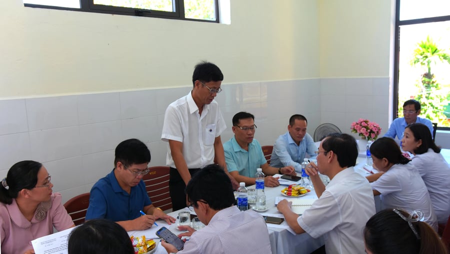 Phó Giám đốc Sở Y tế - DSCKI Lê Viết Bắc cùng các thành viên Đoàn công tác làm việc với Lãnh đạo UBND và trạm Y tế phường An Cựu, thành phố Huế