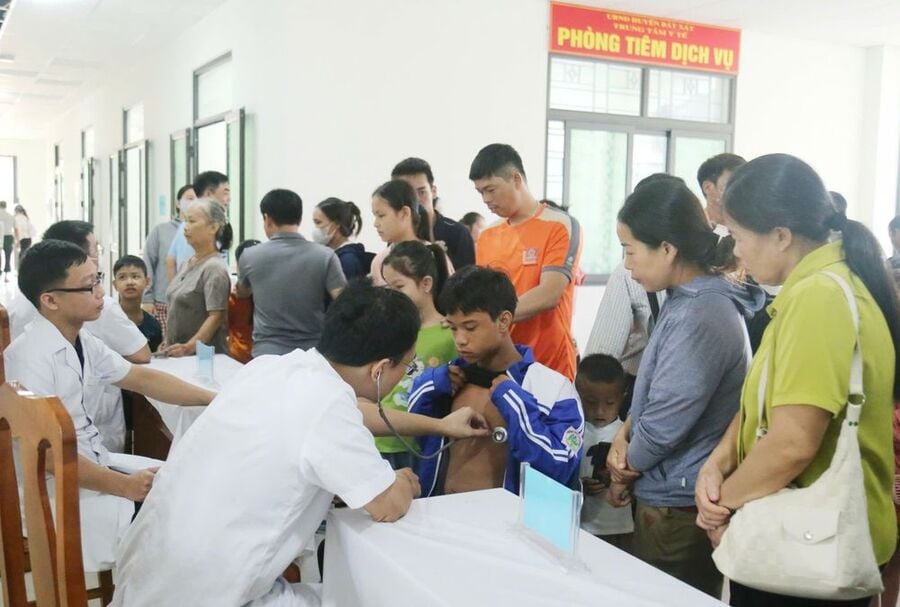 Nhiều trẻ được phụ huynh đưa đến Trung tâm Y tế khu vực Bát Xát khám sàng lọc
