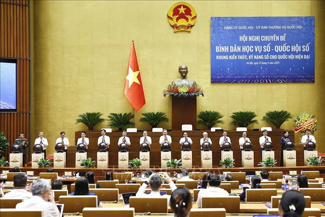 Tổng Bí thư Tô Lâm, Thủ tướng Phạm Minh Chính, Chủ tịch Quốc hội Trần Thanh Mẫn và đại biểu thực hiện nghi thức Khai trương ứng dụng “Nền tảng trực tuyến học tập suốt đời của Quốc hội” – Nền tảng “Bình dân học vụ số - Quốc hội số” (Ảnh: TTXVN)