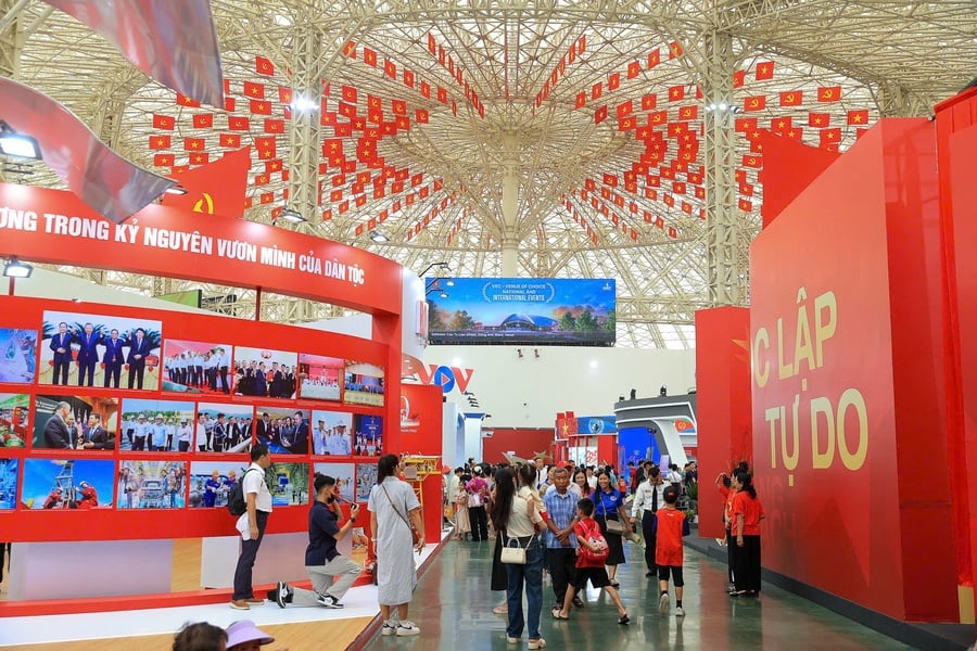 Triển lãm Thành tựu Đất nước vẫn đang thu hút nhiều người dân, du khách đến tham quan