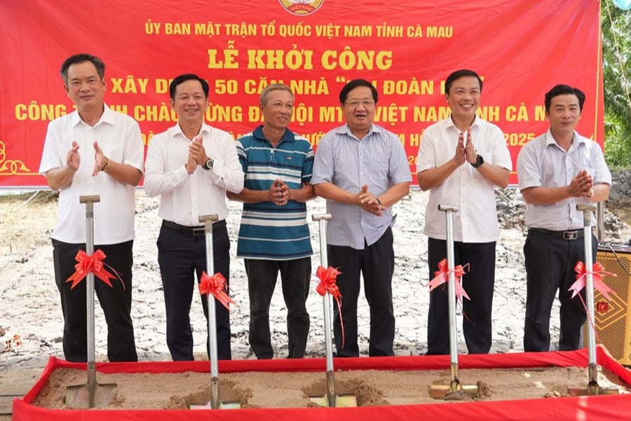 Nghi thức khởi công nhà ở cho gia đình ông Nguyễn Việt Bắc, ngụ tại khóm 1, xã Nguyễn Phích