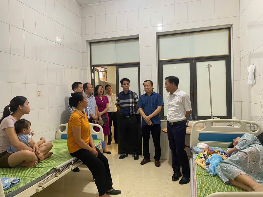 TS. Lê Hồng Trung, Giám đốc Sở Y tế thăm hỏi động viên bệnh nhân và người nhà bệnh nhân tại TTYT Khu vực Lạc Thủy