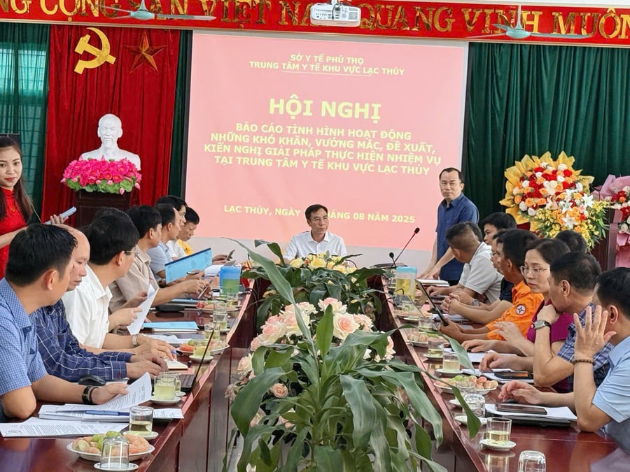 TS. Lê Hồng Trung, Giám đốc sỏ Y tế làm việc với TTYT khu vực Lạc Thủy